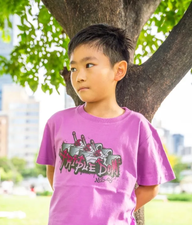 紫色のTシャツを着た少年の写真