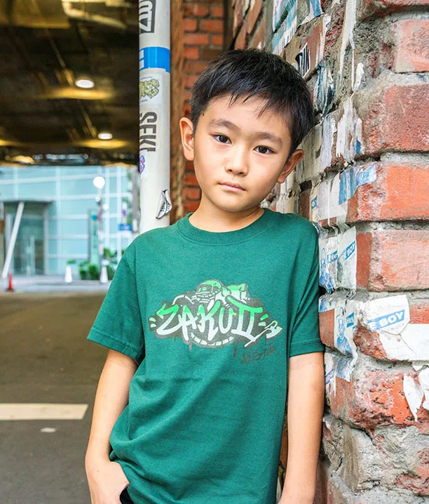 緑色のTシャツを着た少年の写真