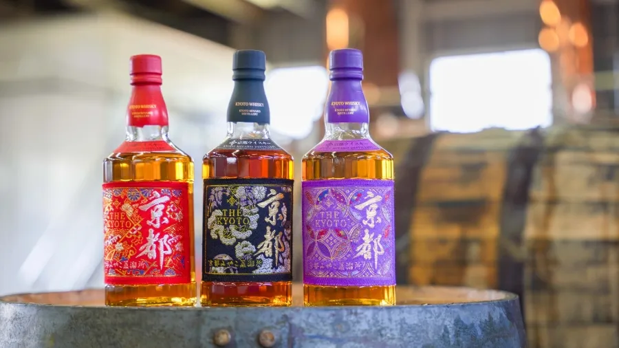 京都酒造株式会社のウイスキーが3本並んだ写真