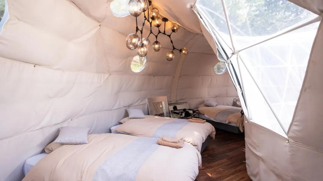 デュラクスアウトドアリゾート京丹後久美浜LABOのドーナツ型テントの室内写真